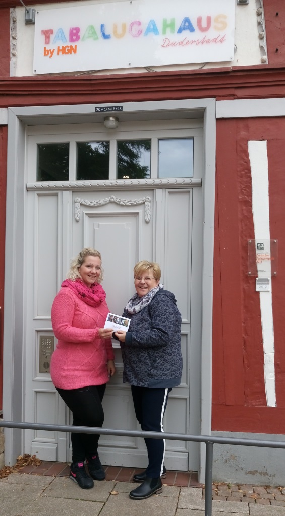 Vorsitzende Bettina Hartung überreicht die Spende an das Tabaluga-Haus, Foto: K. Hartung
